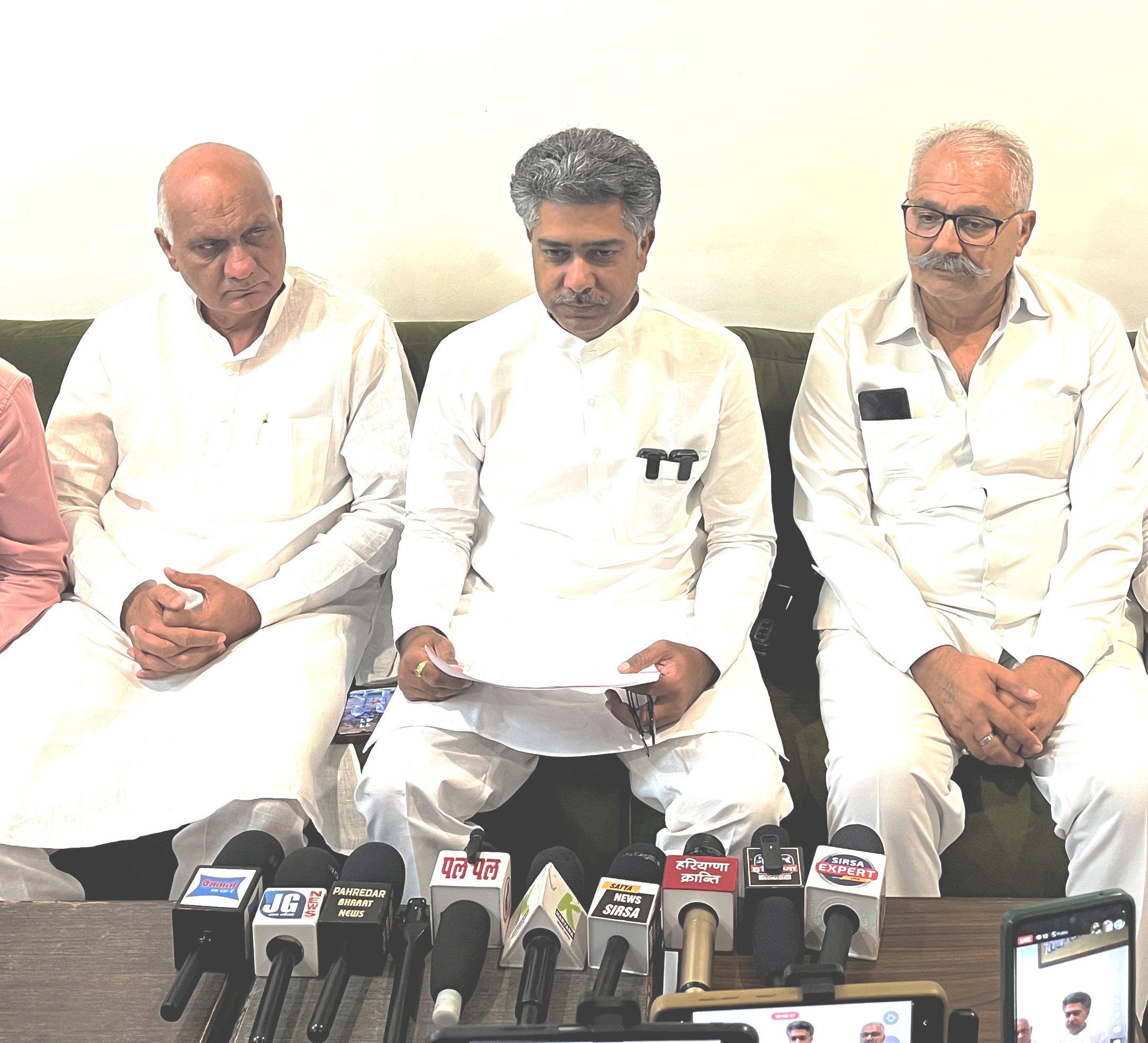 पत्रकारों से बातचीत करते विधायक आदित्य चौटाला। पत्रकारों से बातचीत करते विधायक आदित्य चौटाला।