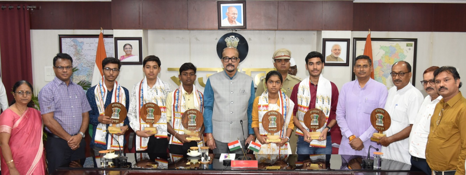 राज्यपाल रमेन डेका से मुलाकात करते हुए सरस्वती शिक्षा संस्थान के मेधावी विद्यार्थीगण राज्यपाल रमेन डेका से मुलाकात करते हुए सरस्वती शिक्षा संस्थान के मेधावी विद्यार्थीगण