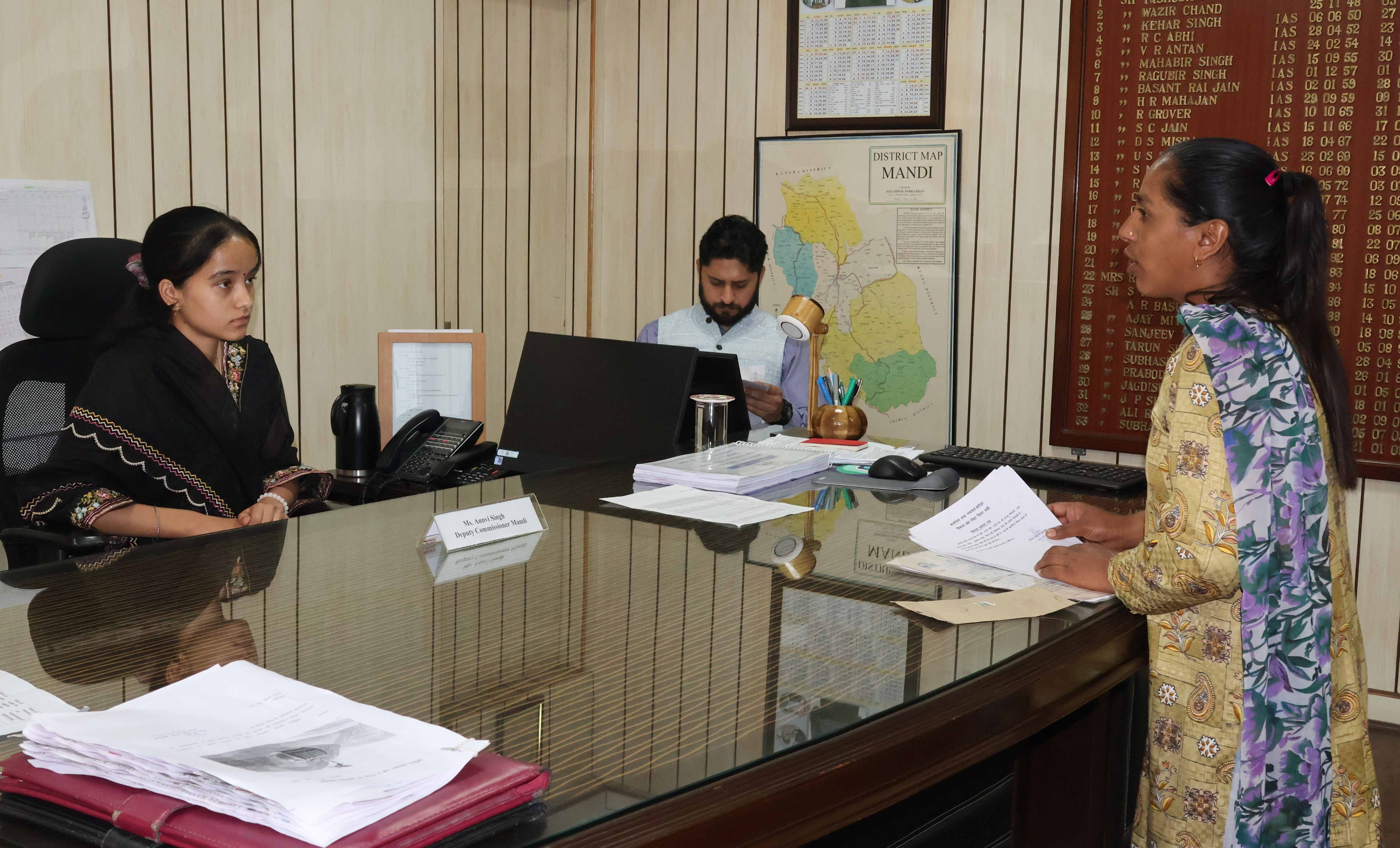एक दिन की डीसी बनी अन्वी ,कार्यालय में । एक दिन की डीसी बनी अन्वी ,कार्यालय में ।