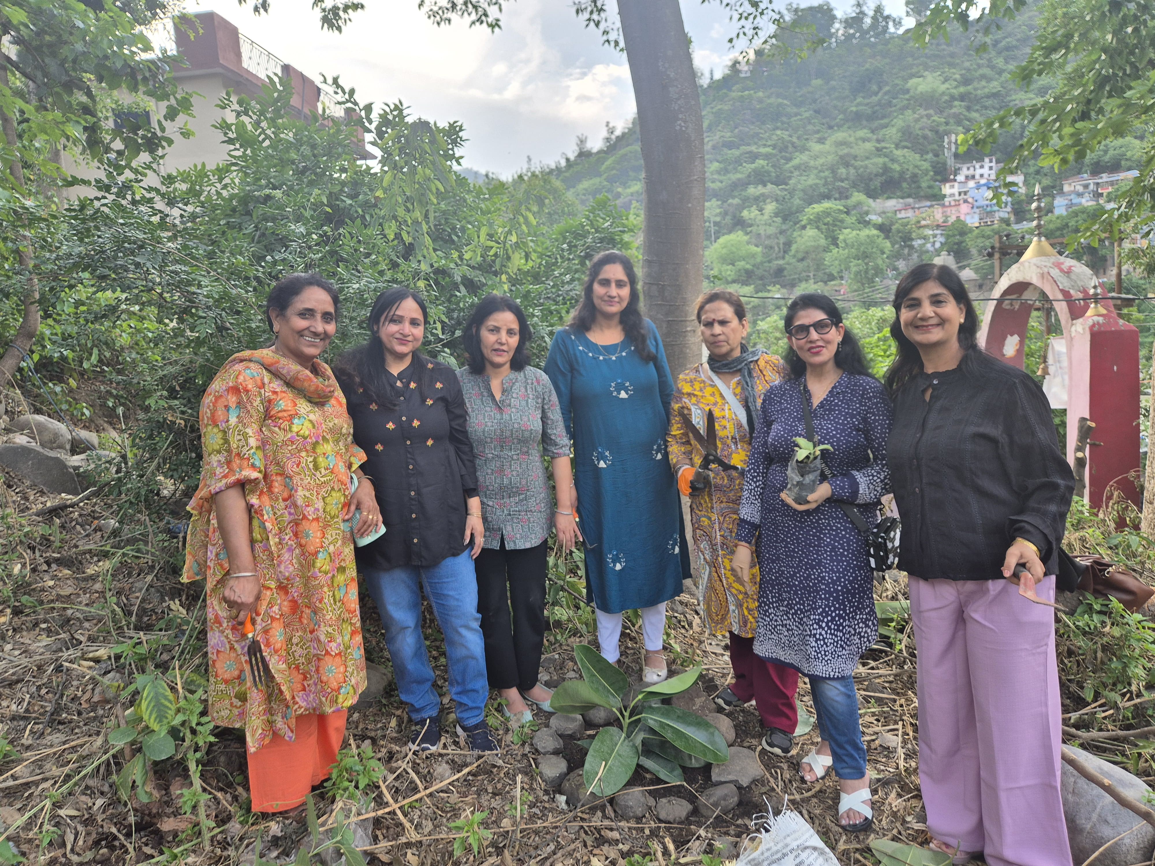 मंडी के सिद्धभद्रा माता मंदिर परिसर में आर्ट आफ लिविंग की सदस्य मंडी के सिद्धभद्रा माता मंदिर परिसर में आर्ट आफ लिविंग की सदस्य