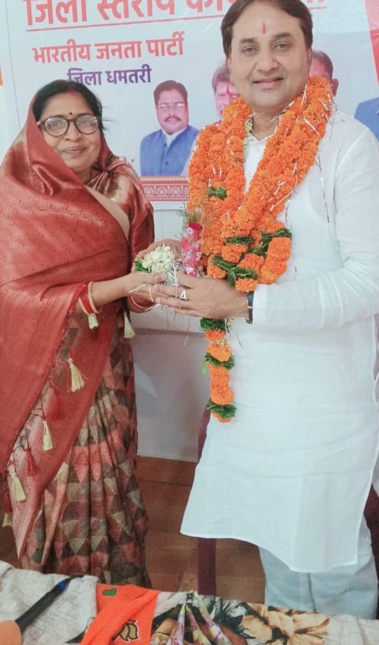 छग टूरिज्म बोर्ड अध्यक्ष नीलू शर्मा से मिलकर चर्चा करते हुए पूर्व जिला पंचायत सदस्य श्यामादेवी साहू।