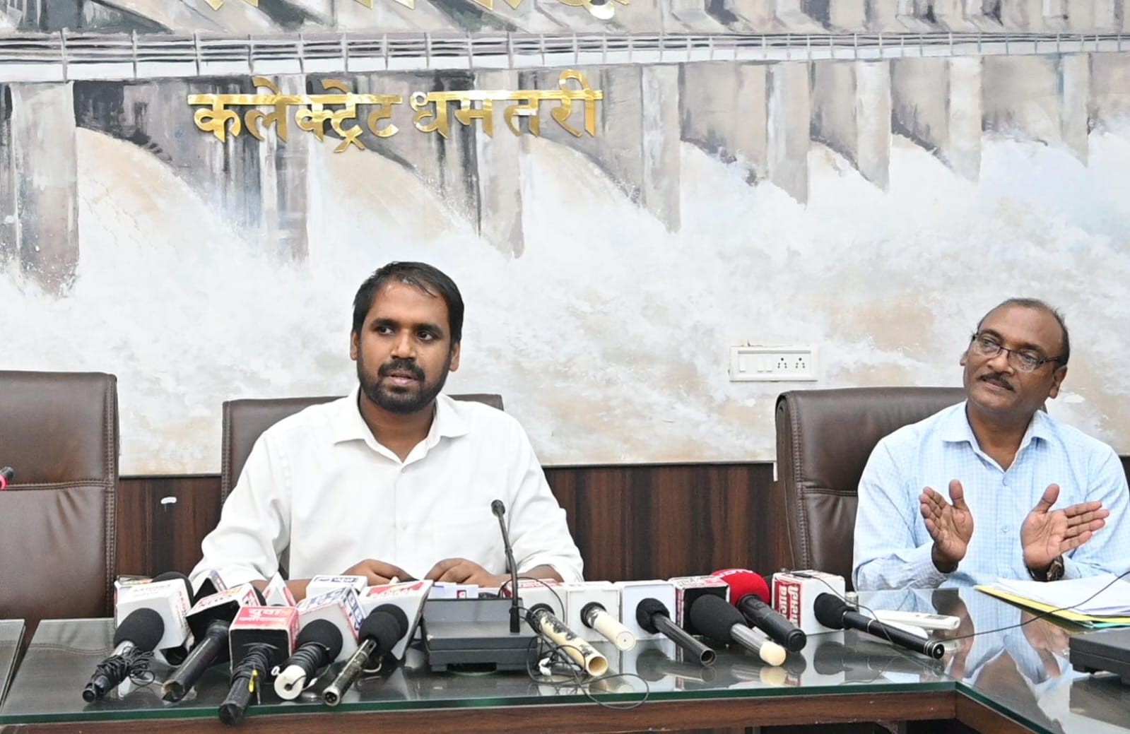 कलेक्टर अबिनाश मिश्रा व डीईओ टीआर जगदल्ले युक्तियुक्तकरण की जानकारी देते हुए। कलेक्टर अबिनाश मिश्रा व डीईओ टीआर जगदल्ले युक्तियुक्तकरण की जानकारी देते हुए।