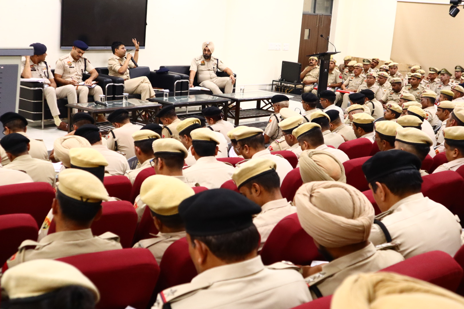 पुलिस अधिकारियों व कर्मचारियों की बैठक लेते एसपी डॉ. मयंक गुप्ता। पुलिस अधिकारियों व कर्मचारियों की बैठक लेते एसपी डॉ. मयंक गुप्ता।