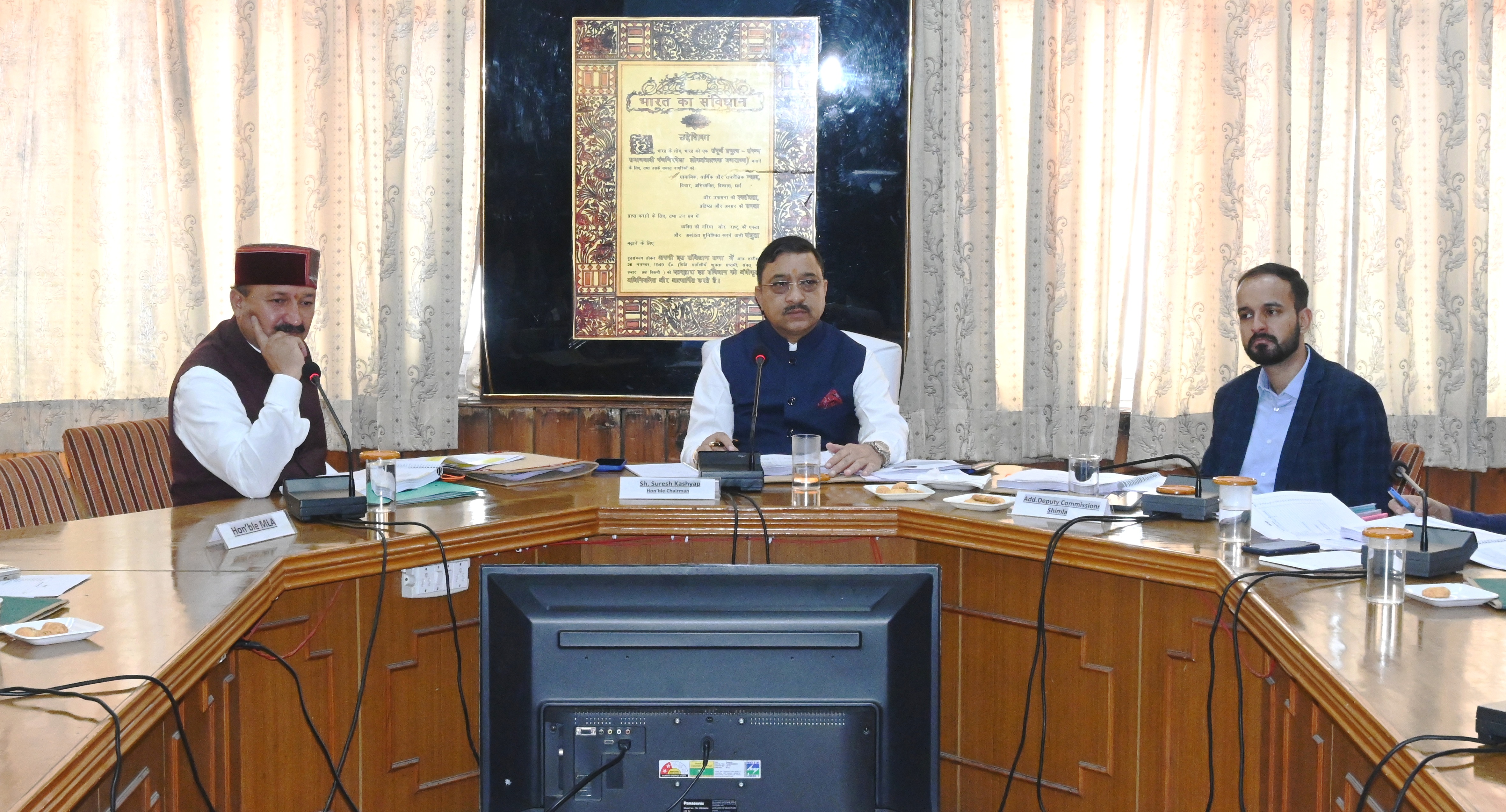 सासंद सुरेश कश्यप दिशा बैठक की अध्यक्षता करते हुए