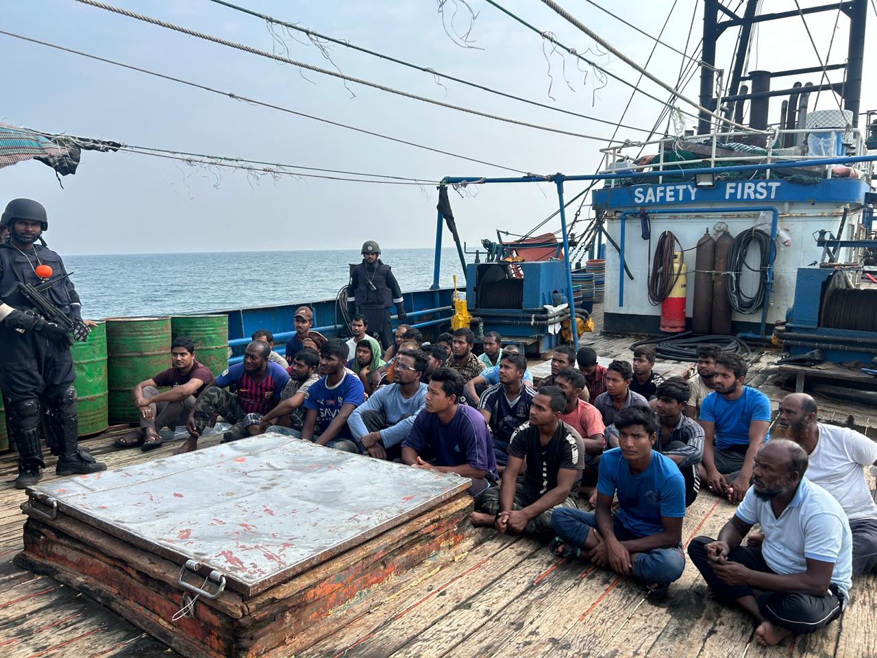 तटरक्षक बल के हाथों गिरफ्तार बांग्लादेशी मछुआरे तटरक्षक बल के हाथों गिरफ्तार बांग्लादेशी मछुआरे