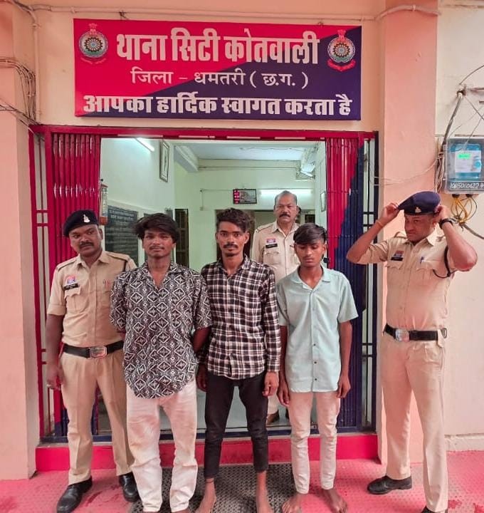 युवक की चाकू मारकर हत्या करने वाले गिरफ्तार तीनों आरोपित व पुलिस जवान।