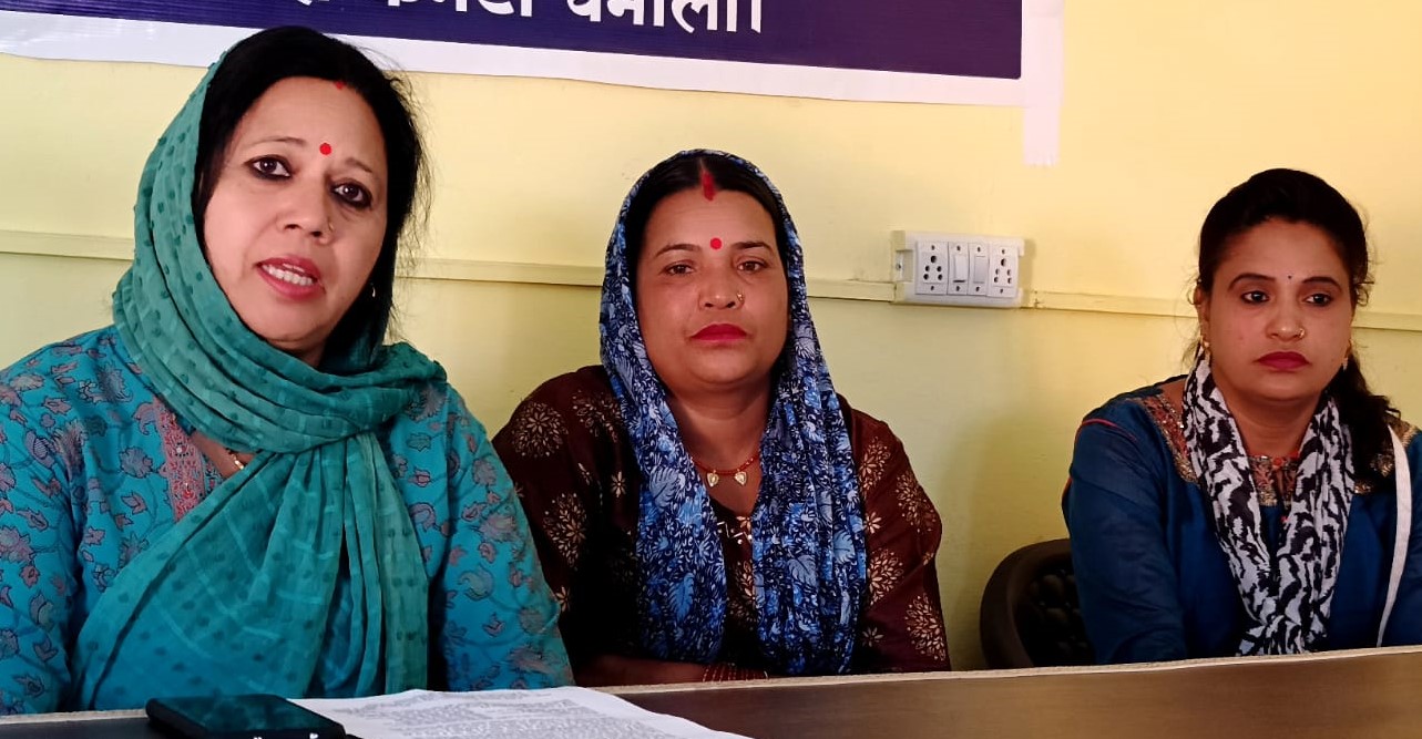 गोपेश्वर में पत्रकारों से बातचीत करते हुए कांग्रेस महिला की जिलाध्यक्ष उषा रावत।