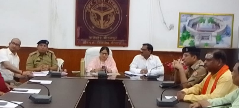 कलेक्ट्रेट सभागार में परिषद के सदस्यों व अधिकारियों संग बैठक कर निर्माणाधीन परियोजनाओं की समीक्षा करती डीएम प्रियंका निरंजन। कलेक्ट्रेट सभागार में परिषद के सदस्यों व अधिकारियों संग बैठक कर निर्माणाधीन परियोजनाओं की समीक्षा करती डीएम प्रियंका निरंजन।