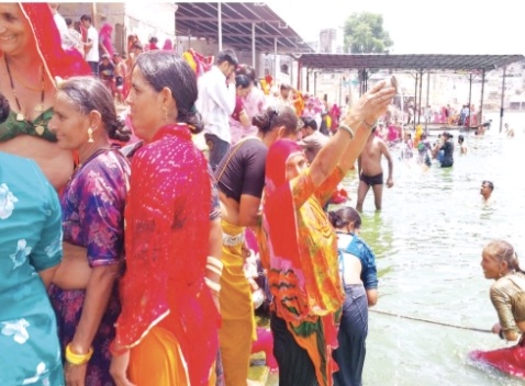 निर्जला एकादशी पर हजारों श्रद्धालुओं ने लगाई पुष्कर सरोवर में आस्था की डुबकी