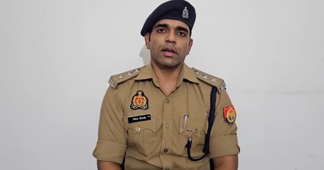 घटना की जानकारी देते  एसीपी