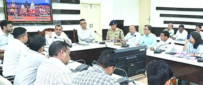 बैठक लेते डीएम मयूर दीक्षित बैठक लेते डीएम मयूर दीक्षित