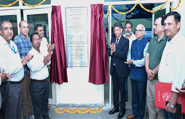हकेवि में मेट्रो लैब्स का शुभारंभ करते हुए डीएमआरसी एकेडमी के महानिदेशक घनश्याम बंसल व अन्य। हकेवि में मेट्रो लैब्स का शुभारंभ करते हुए डीएमआरसी एकेडमी के महानिदेशक घनश्याम बंसल व अन्य।
