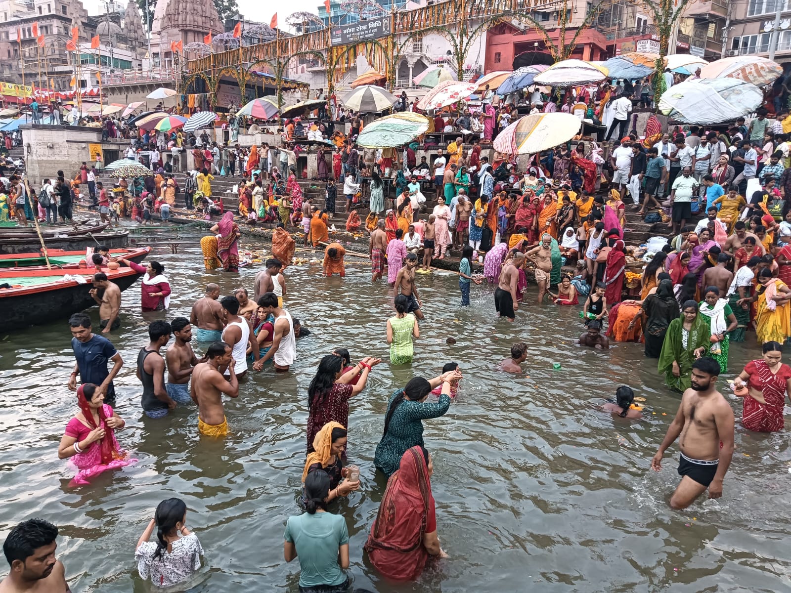 निर्जला एकादशी पर गंगा स्नान करते श्रद्धालु निर्जला एकादशी पर गंगा स्नान करते श्रद्धालु