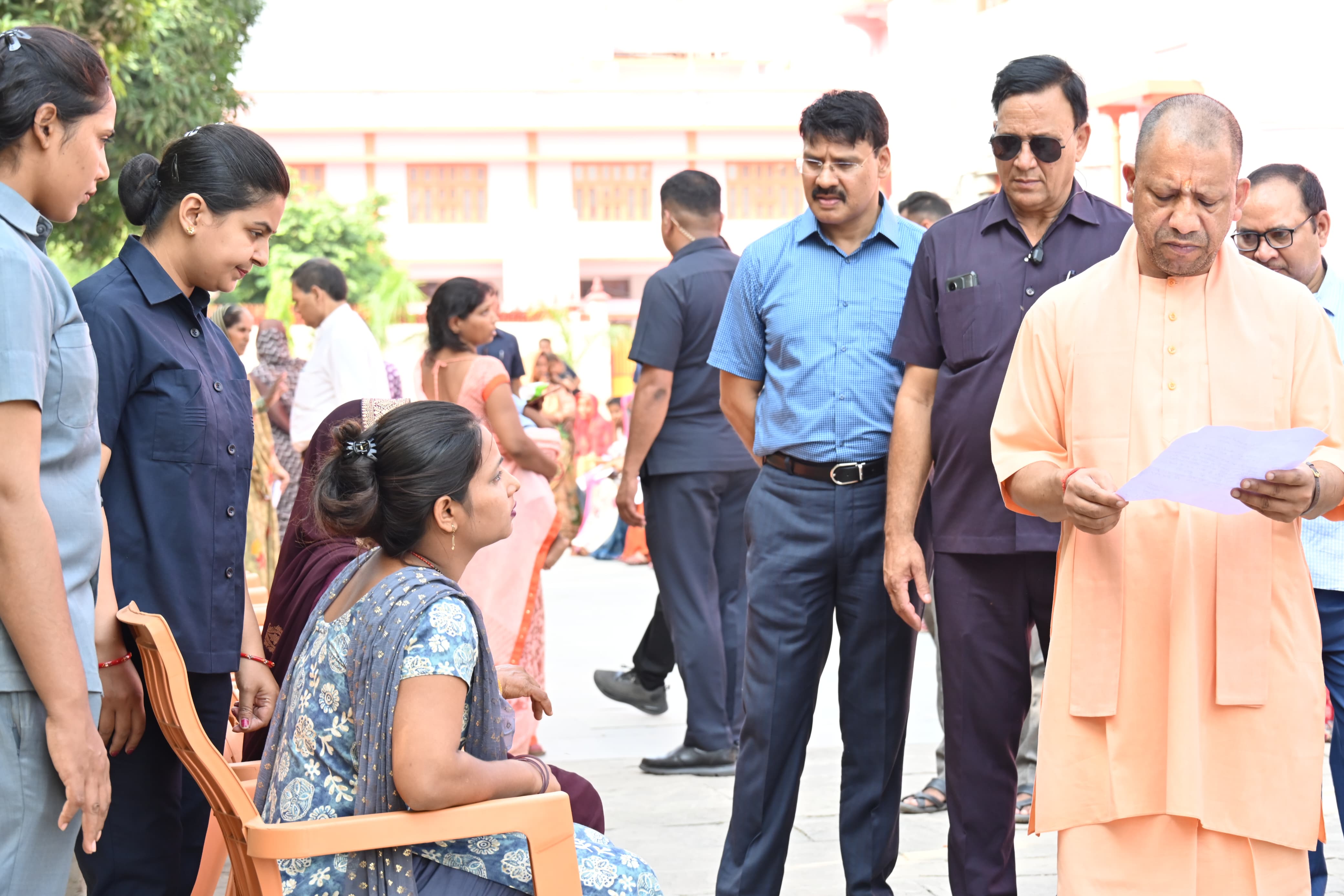 *जनता दर्शन में 200 लोगों की समस्याएं सुनीं सीएम योगी ने* *जनता दर्शन में 200 लोगों की समस्याएं सुनीं सीएम योगी ने*