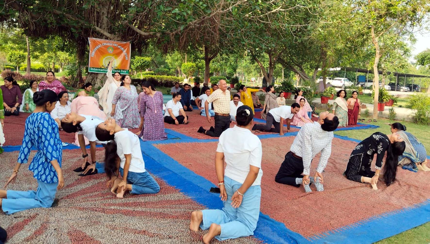 महिला कॉलेज में योगा करते प्राचार्य व अन्य स्टाफ सदस्य। महिला कॉलेज में योगा करते प्राचार्य व अन्य स्टाफ सदस्य।