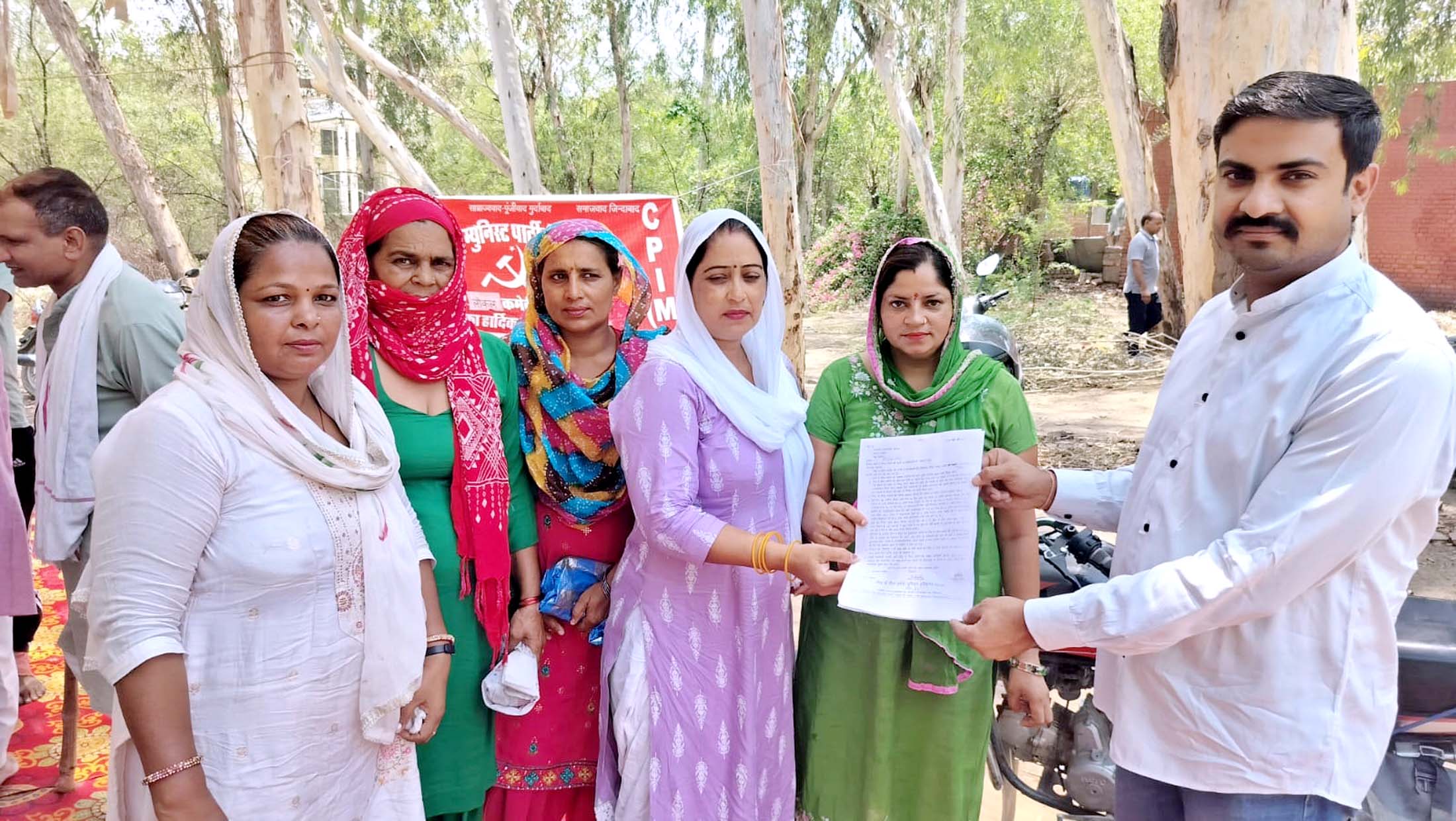 अधिकारी को मांगों का ज्ञापन सौंपते यूनियन नेता। अधिकारी को मांगों का ज्ञापन सौंपते यूनियन नेता।