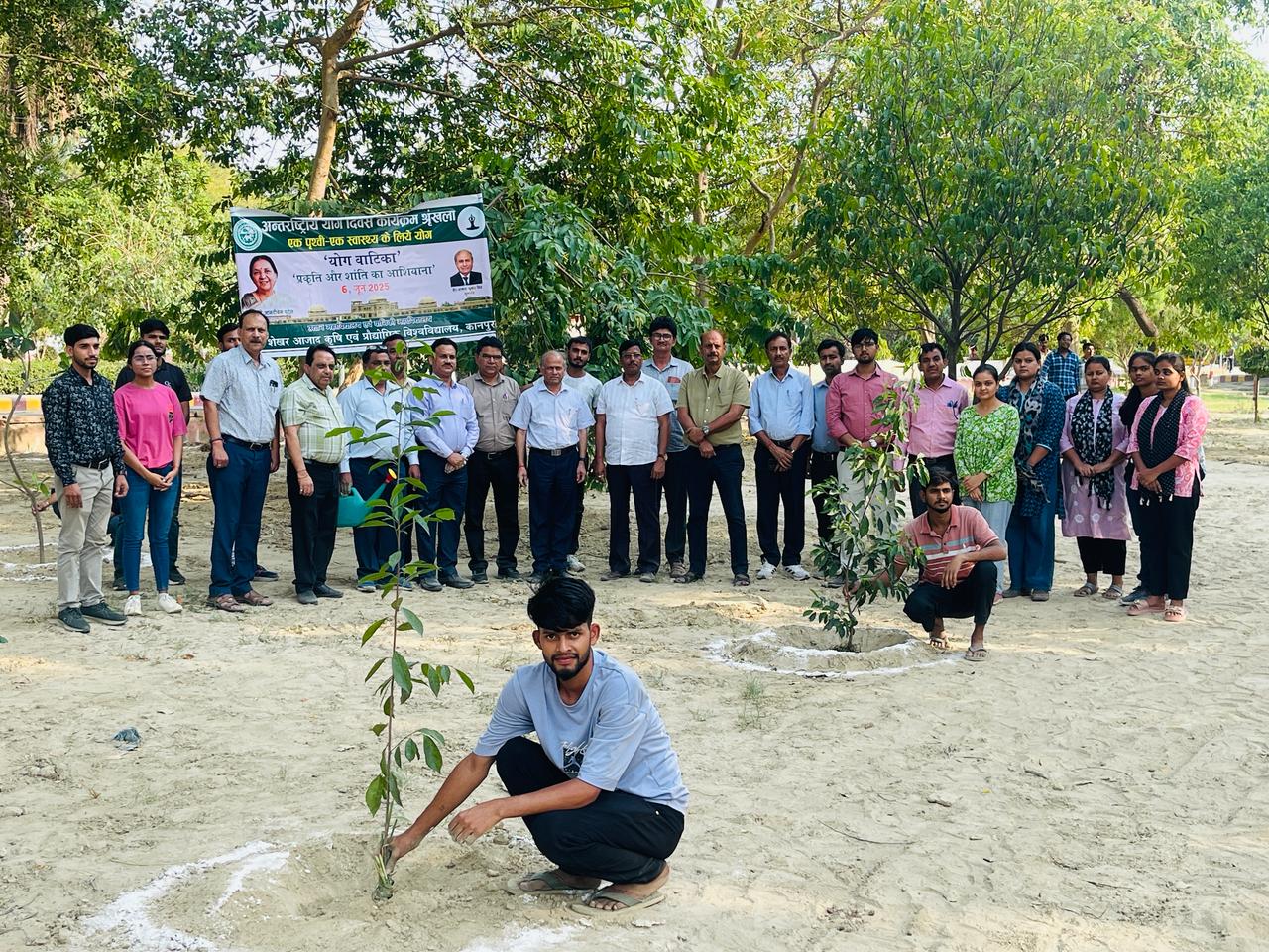 सीएसए के कुलपति पौधरोपण करते हुए सीएसए के कुलपति पौधरोपण करते हुए