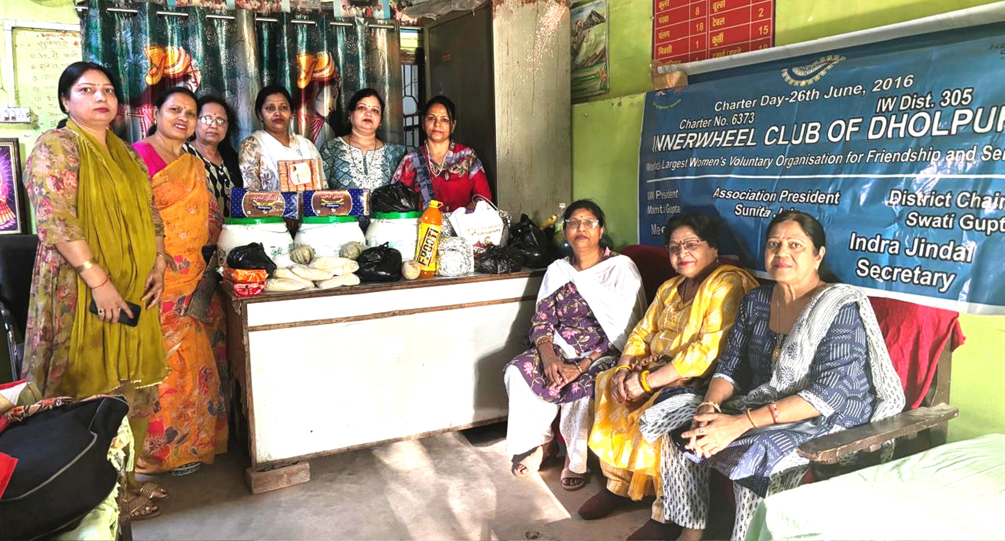 गंगा दशहरा पर इनरव्हील क्लब ने वृद्धाश्रम में की सेवा गंगा दशहरा पर इनरव्हील क्लब ने वृद्धाश्रम में की सेवा