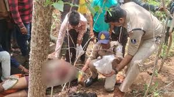 जंगल में गोंद निकालने गए युवक पर बाघ का हमला जंगल में गोंद निकालने गए युवक पर बाघ का हमला