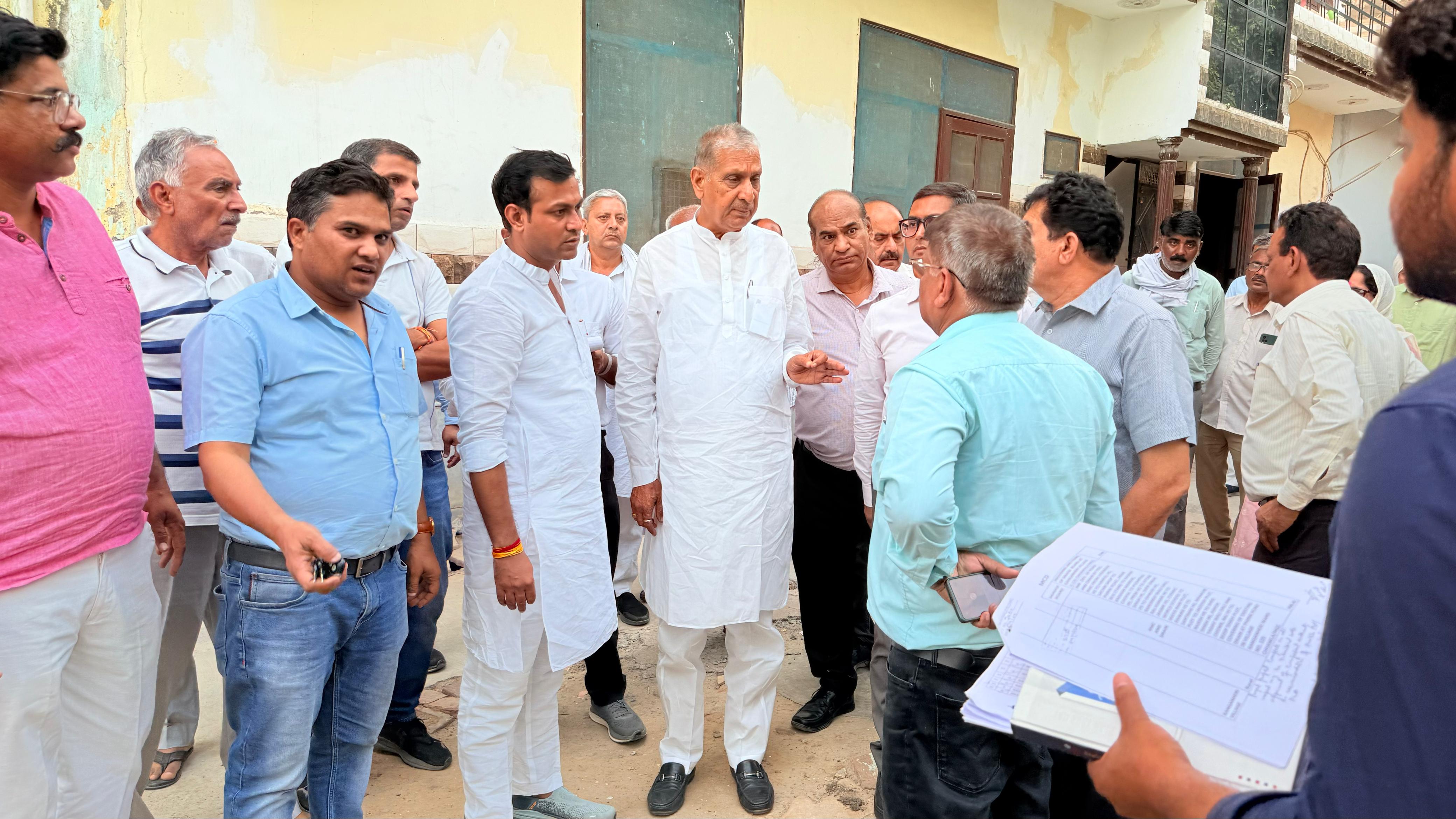 दिल्ली के उपमहापौर जय भगवान यादव पार्षदों के साथ निरीक्षण के करते हुए दिल्ली के उपमहापौर जय भगवान यादव पार्षदों के साथ निरीक्षण के करते हुए