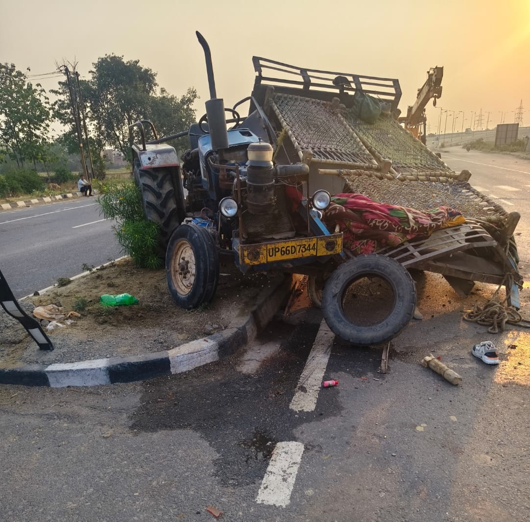 क्षतिग्रस्त ट्रेक्टर ट्राली क्षतिग्रस्त ट्रेक्टर ट्राली