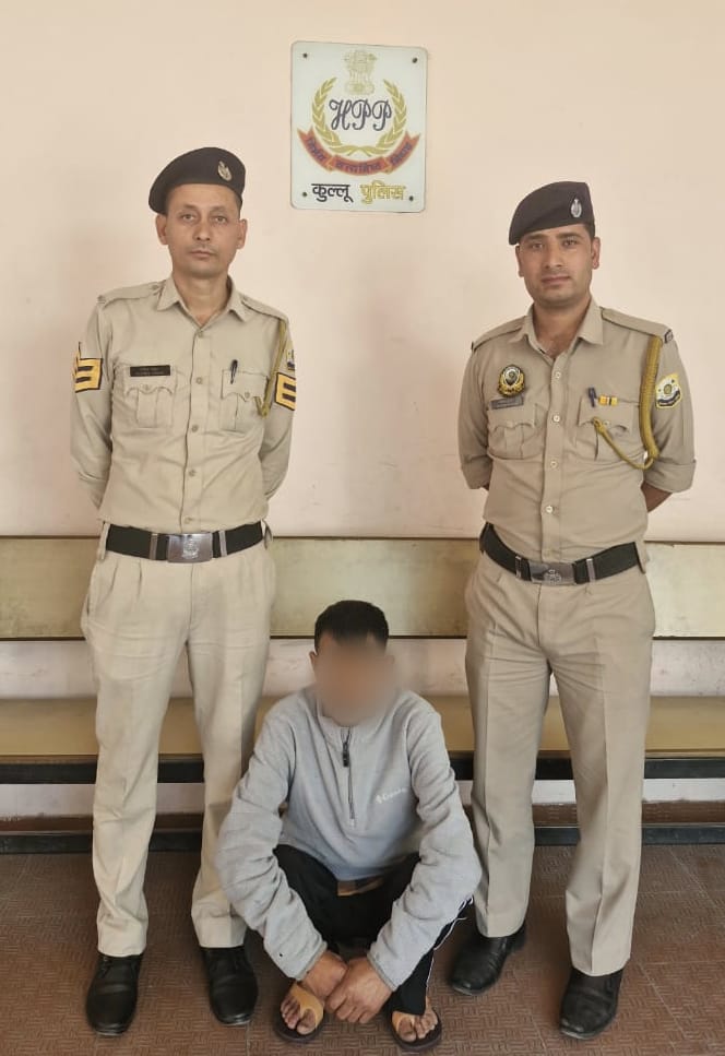 चरस के साथ गिरफ्तार चरस के साथ गिरफ्तार