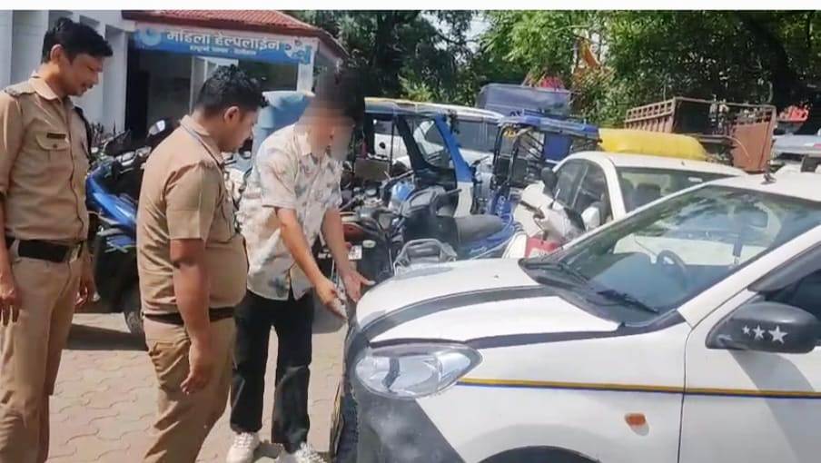 वाहन से हूटर हटवाती नैनीताल पुलिस। वाहन से हूटर हटवाती नैनीताल पुलिस।