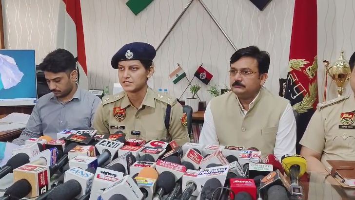 एचएसएससी की फर्जी साइट के आरोपियों की गिरफ्तारी की जानकारी देते पुलिस अधिकारी