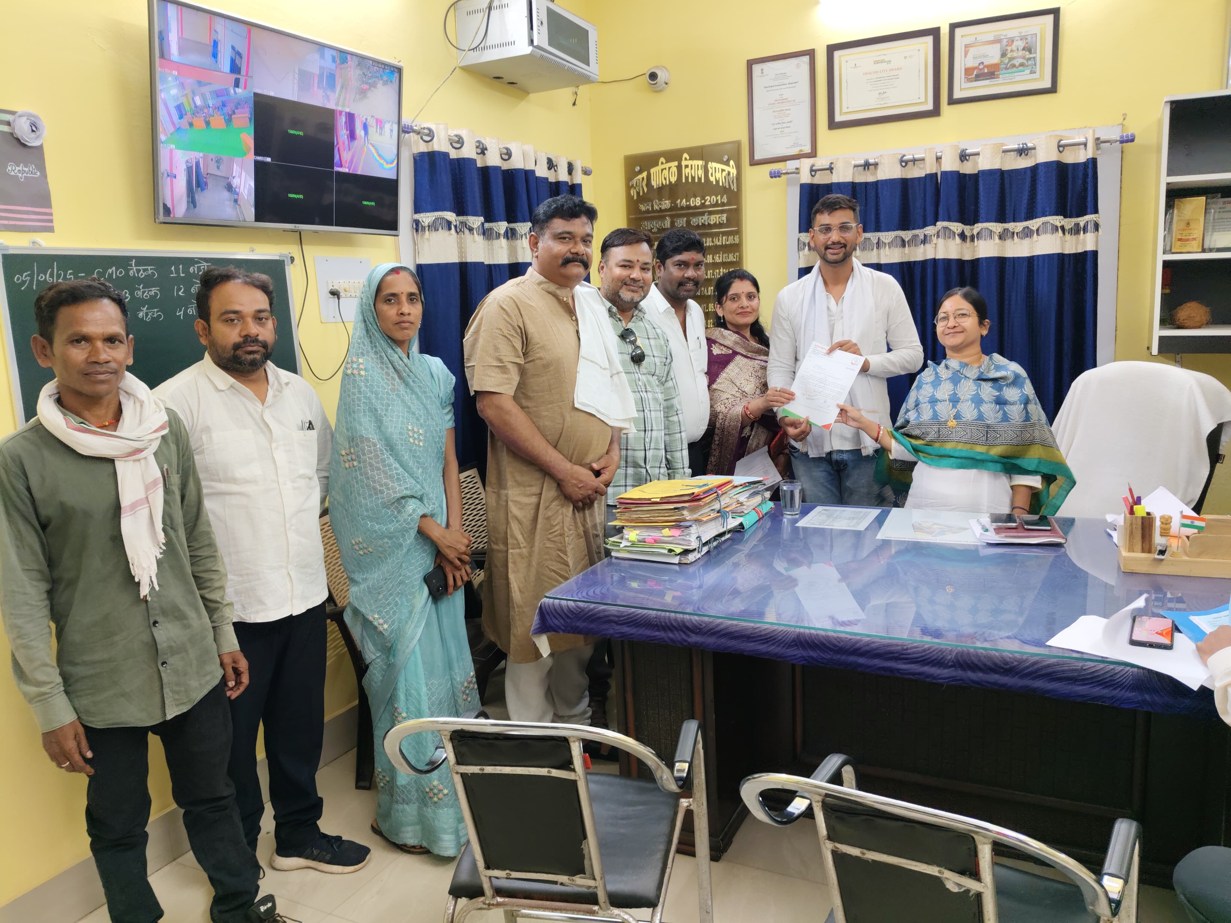 नगर निगम आयुक्त को ज्ञापन सौंपते हुए वार्ड पार्षद।