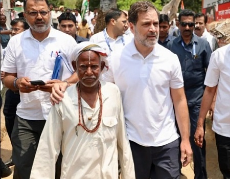 भागीरथ मांझी के साथ राहुल गांधी भागीरथ मांझी के साथ राहुल गांधी