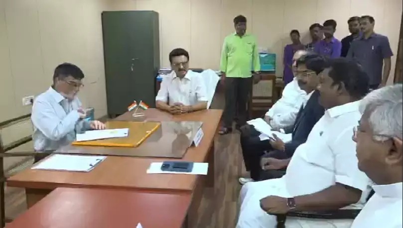 कमल हासन, डीएमके उम्मीदवारों ने मुख्यमंत्री की मौजूदगी में नामांकन दाखिल किया। कमल हासन, डीएमके उम्मीदवारों ने मुख्यमंत्री की मौजूदगी में नामांकन दाखिल किया।