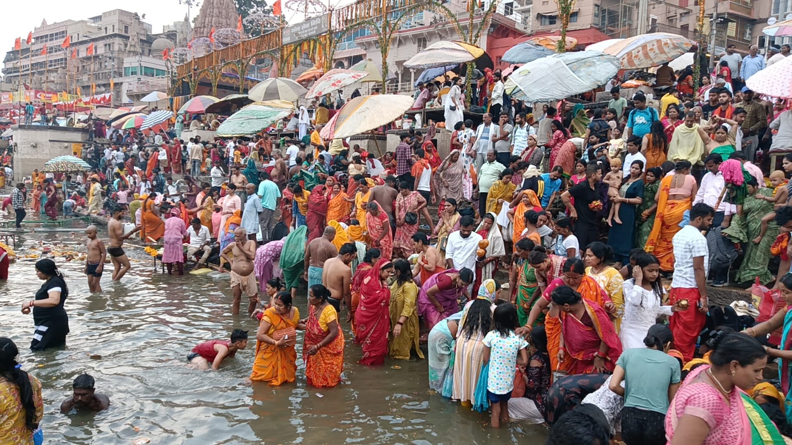निर्जला एकादशी पर गंगा स्नान करते श्रद्धालु निर्जला एकादशी पर गंगा स्नान करते श्रद्धालु