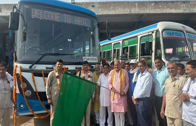 एसी बस को हरी झण्डी दिखाकर रवाना करते हुए विधायक लक्ष्मण सिंह यादव। एसी बस को हरी झण्डी दिखाकर रवाना करते हुए विधायक लक्ष्मण सिंह यादव।