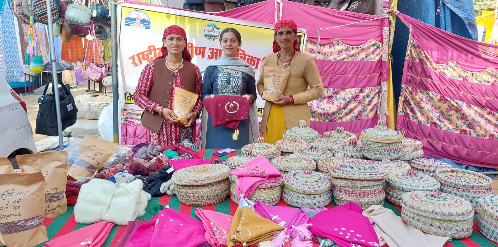 हिम इरा शाप में अपने उत्पाद बेचती महिलाएं हिम इरा शाप में अपने उत्पाद बेचती महिलाएं