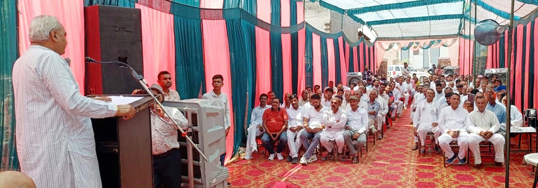 बाडोपट्टी में राधा-कृष्ण मंदिर के भूमि पूजन कार्यक्रम में उपस्थित मंत्री रणबीर सिंह गंगवा। बाडोपट्टी में राधा-कृष्ण मंदिर के भूमि पूजन कार्यक्रम में उपस्थित मंत्री रणबीर सिंह गंगवा।