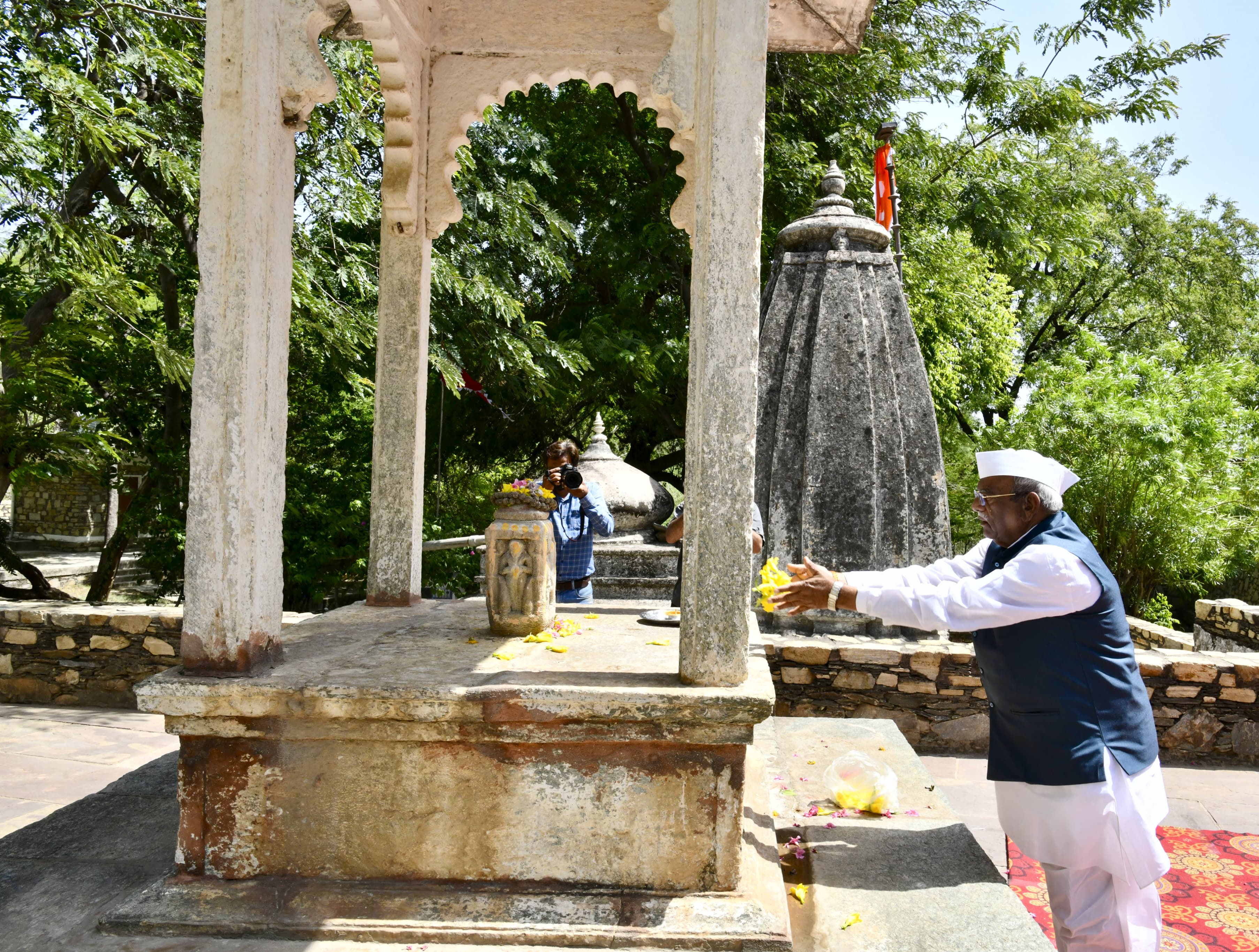 राज्यपाल ने हल्दीघाटी और चेतक समाधि पर नमन किया राज्यपाल ने हल्दीघाटी और चेतक समाधि पर नमन किया