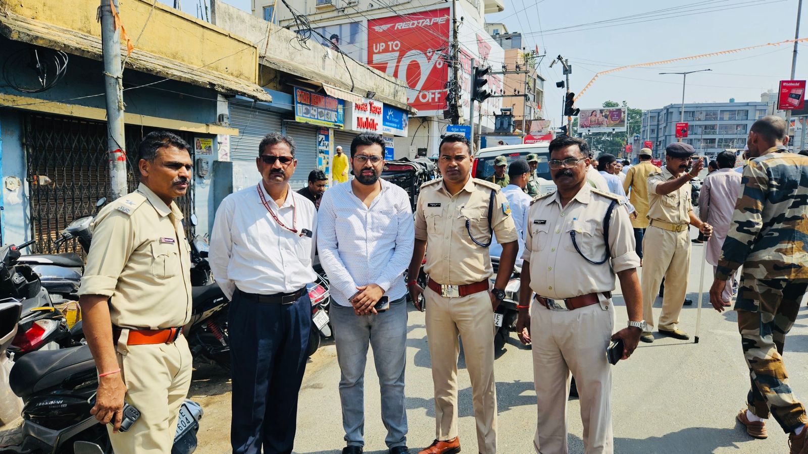 पुलिस अधिकारी सहित अन्य पुलिस अधिकारी सहित अन्य