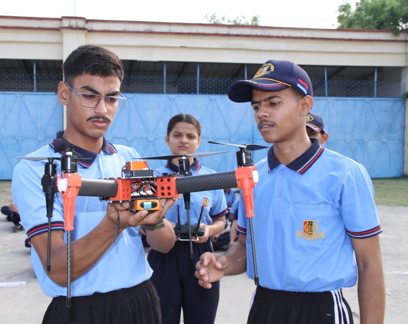 ड्रोन फ्लाइंग की ट्रेनिंग ले रहे एनसीसी कैडेट ड्रोन फ्लाइंग की ट्रेनिंग ले रहे एनसीसी कैडेट