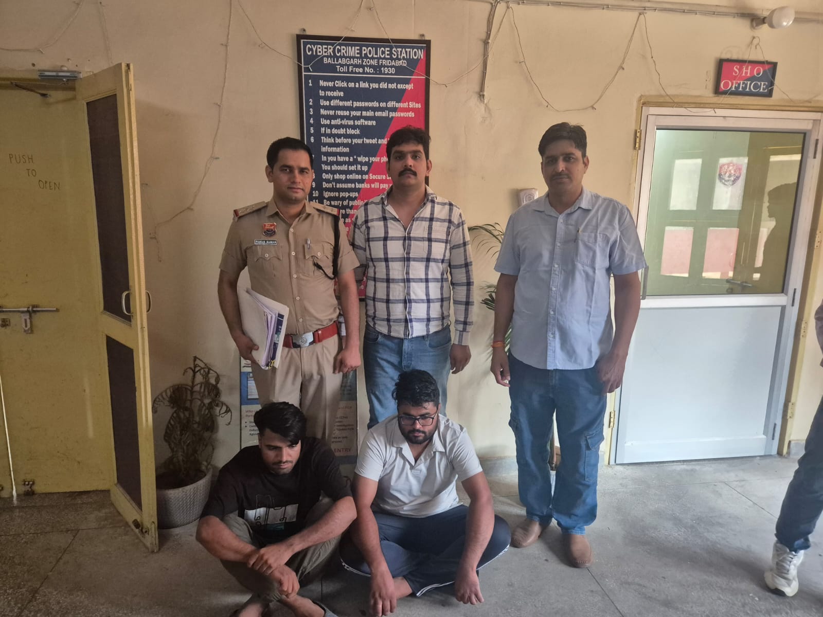 गिरफ्तार किया गया आरोपित गिरफ्तार किया गया आरोपित