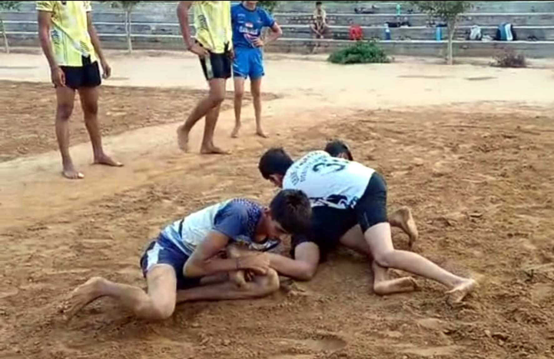 कबड्डी मैच में भाग लेते खिलाड़ी। कबड्डी मैच में भाग लेते खिलाड़ी।