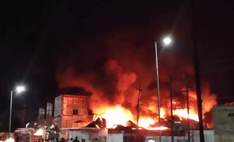 थर्माकोल फैक्ट्ररी में लगी भीषण आग थर्माकोल फैक्ट्ररी में लगी भीषण आग
