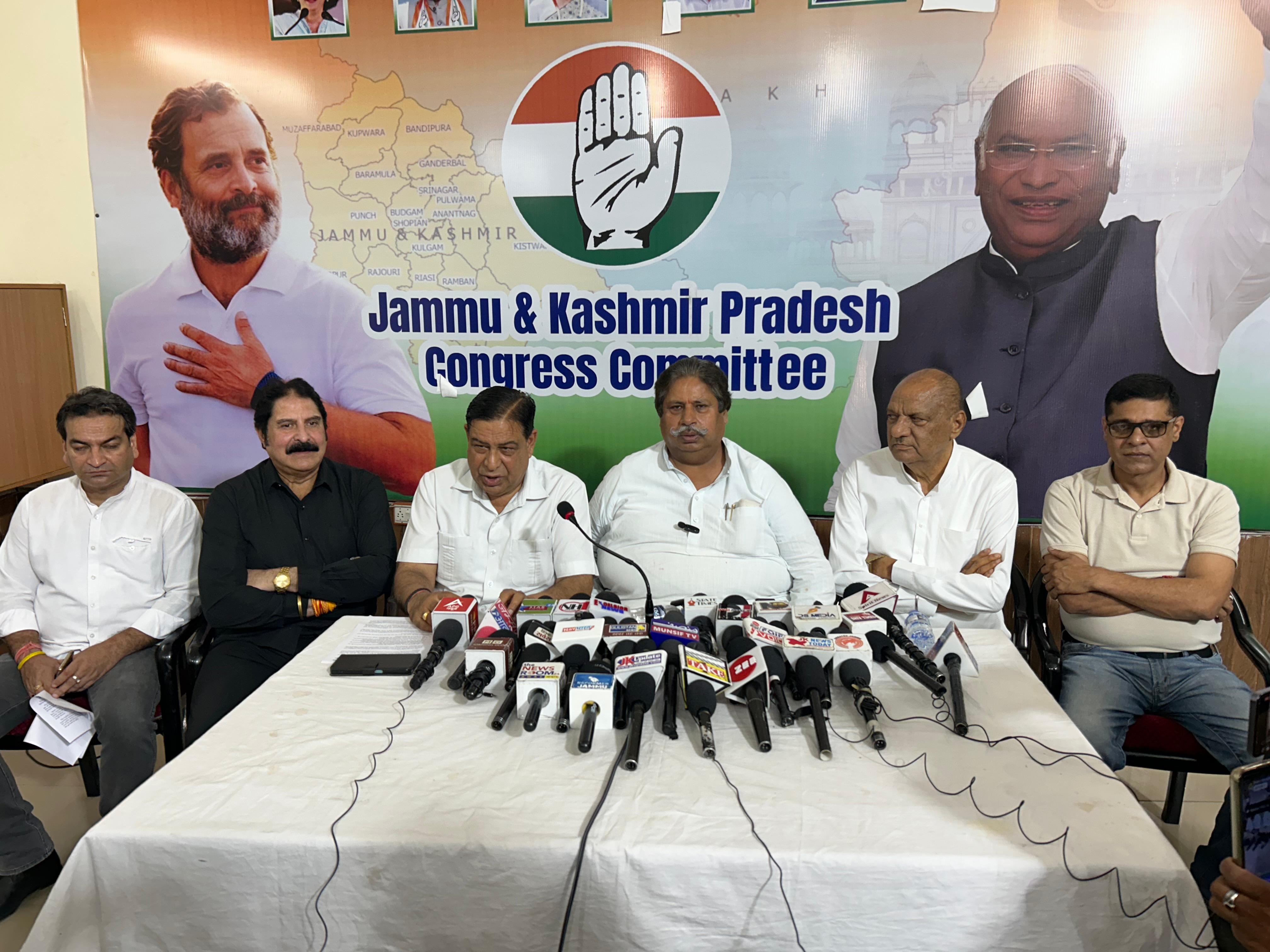 पीएम ने राज्य के वादे, बेरोजगारी को नजरअंदाज किया- कांग्रेस पीएम ने राज्य के वादे, बेरोजगारी को नजरअंदाज किया- कांग्रेस