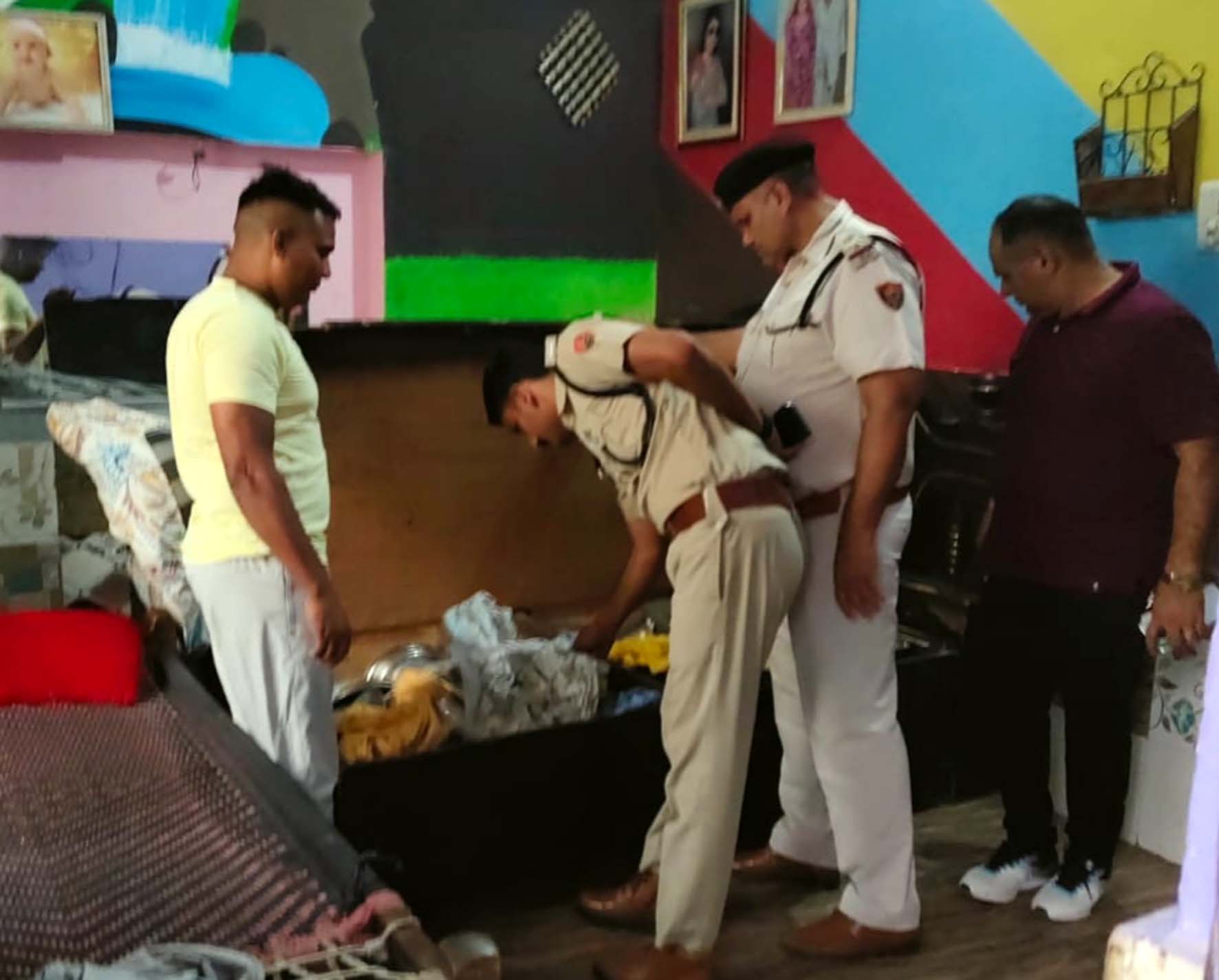ऑपरेशन आक्रमण के जांच करते पुलिस अधिकारी। ऑपरेशन आक्रमण के जांच करते पुलिस अधिकारी।