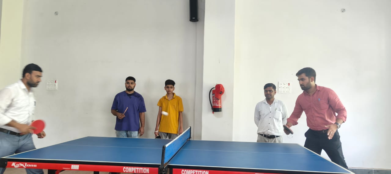 खेल भवन में टेबुल टेनिस अभ्यास का शुभारंभ करते खेल पदाधिकारी खेल भवन में टेबुल टेनिस अभ्यास का शुभारंभ करते खेल पदाधिकारी