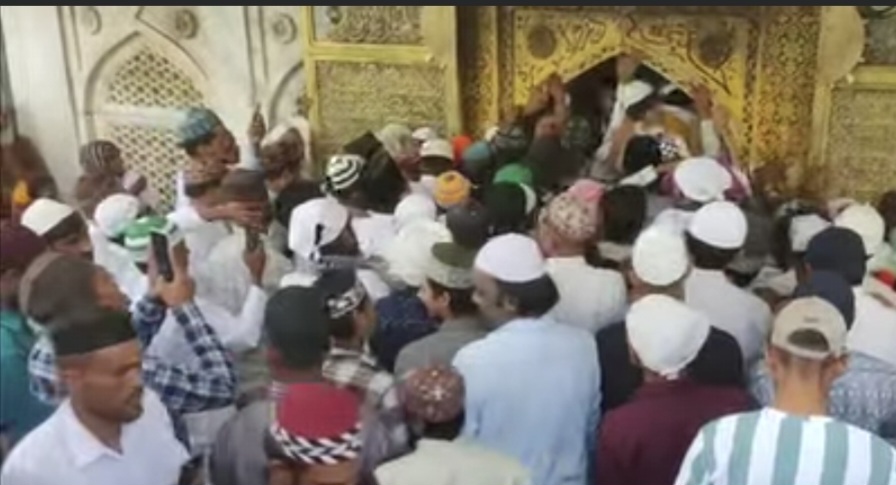 मुस्लिम समाज ने हर्षोल्लास से मनाई बकर ईद मुस्लिम समाज ने हर्षोल्लास से मनाई बकर ईद