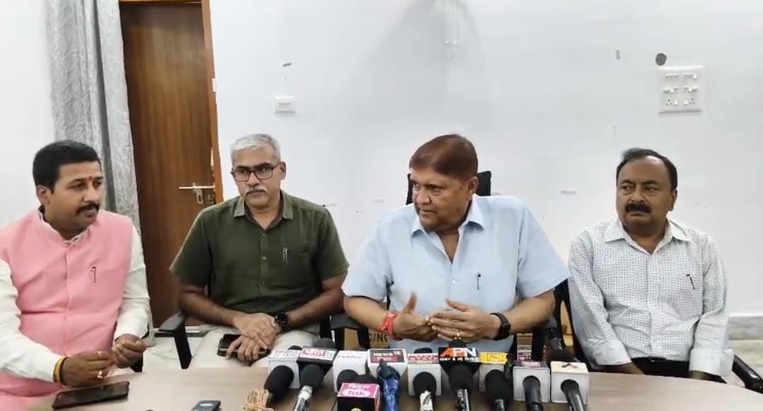 संबोधित करते मंत्री संबोधित करते मंत्री