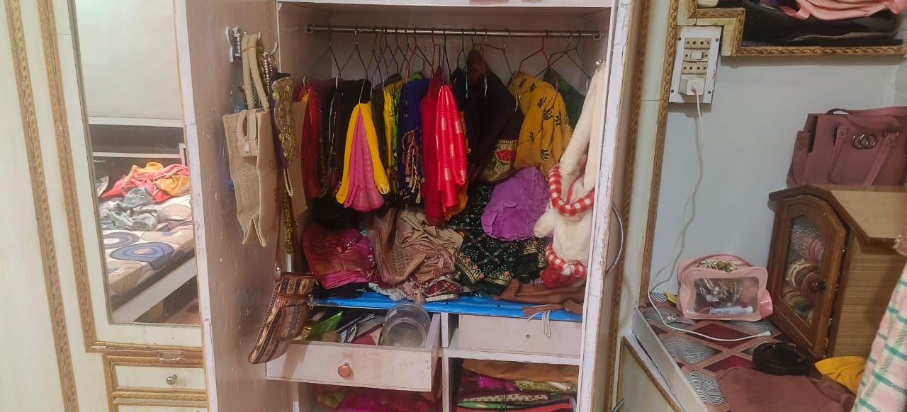 दिनदहाड़े बदमाशों ने सर्राफा व्यापारी के घर से चाकू की नोक पर लूटे जेबरात दिनदहाड़े बदमाशों ने सर्राफा व्यापारी के घर से चाकू की नोक पर लूटे जेबरात