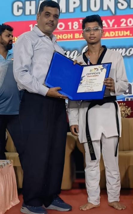संयम अग्रवाल को उत्तर प्रदेश ताइक्वांडो एसोसिएशन का कोच बनने पर मिलता प्रमाण पत्र। संयम अग्रवाल को उत्तर प्रदेश ताइक्वांडो एसोसिएशन का कोच बनने पर मिलता प्रमाण पत्र।