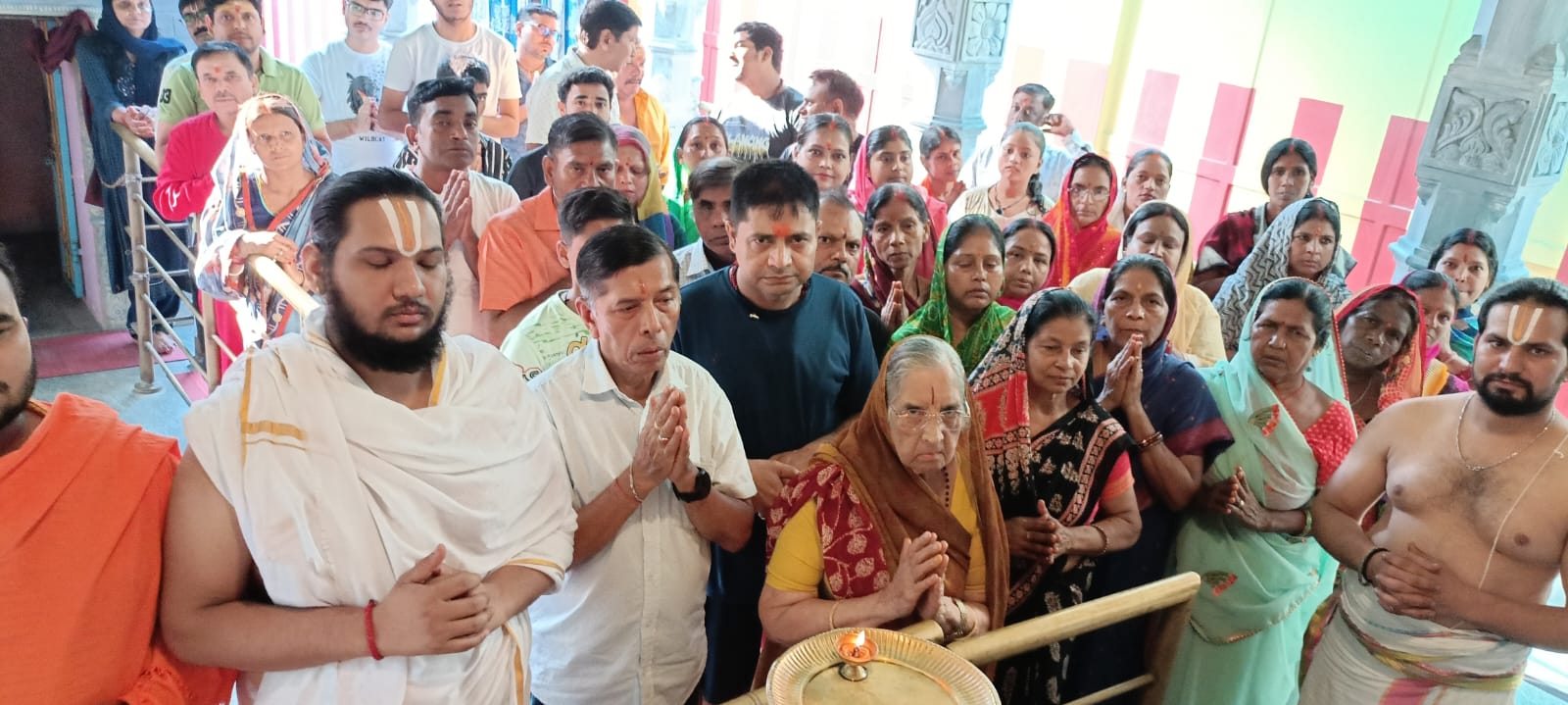 श्रीलक्ष्मी वेंकटेश्वर मंदिर में जूटे श्रद्धालुओं की तस्वीर श्रीलक्ष्मी वेंकटेश्वर मंदिर में जूटे श्रद्धालुओं की तस्वीर
