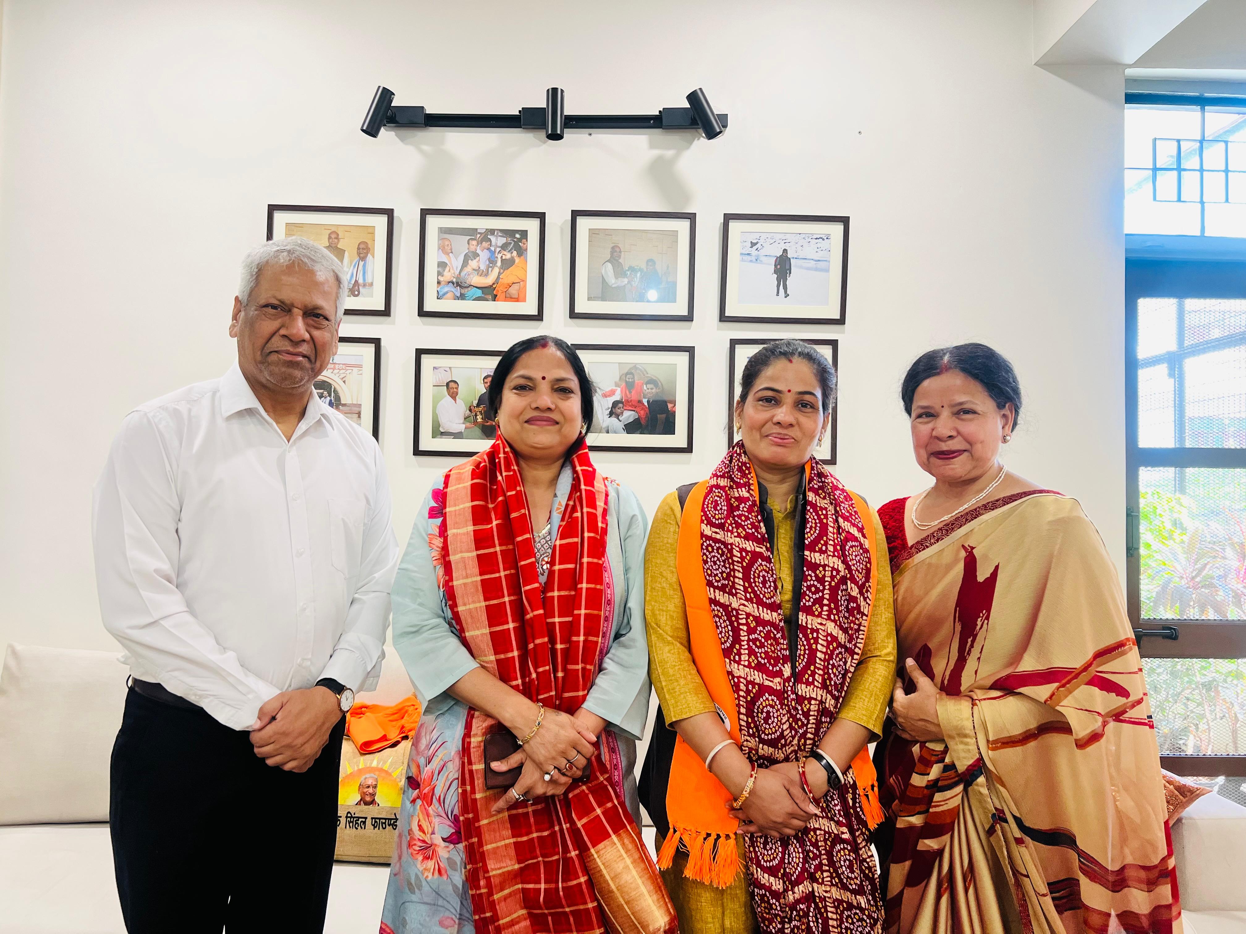 स्वागत-सम्मान के दौरान पिंकी पंवार व अरुणा राठौर के साथ डॉ. अंजू अग्रवाल। स्वागत-सम्मान के दौरान पिंकी पंवार व अरुणा राठौर के साथ डॉ. अंजू अग्रवाल।